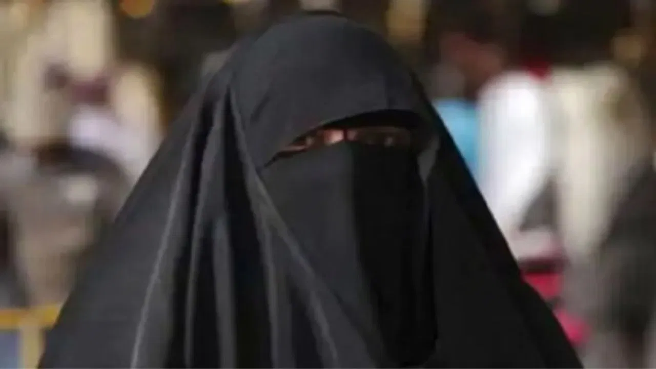 ‘पहन ले, अच्छी लगेगी’… कोचिंग से लौट रही छात्रा को जबरन पहनाया बुर्का, मुरादाबाद पुलिस ने शुरू की जांच 'पहन ले, अच्छी लगेगी'... कोचिंग से लौट रही छात्रा को जबरन पहनाया बुर्का, मुरादाबाद पुलिस ने शुरू की जांच