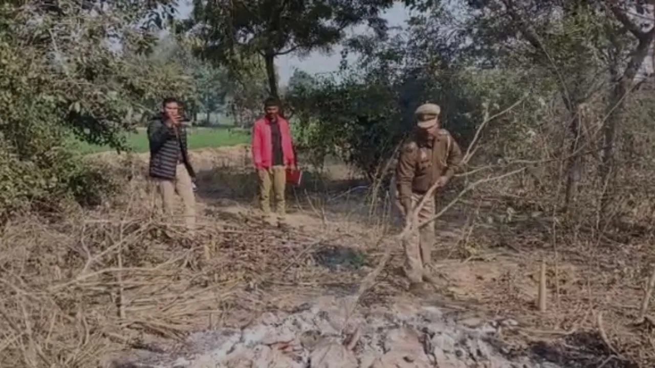 पहले की हत्या, फिर देर रात जलाया शव, कासगंज में प्रेमी संग भागी नाबालिग युवती को परिजनों ने दी खौफनाक सजा पहले की हत्या, फिर देर रात जलाया शव, कासगंज में प्रेमी संग भागी नाबालिग युवती को परिजनों ने दी खौफनाक सजा