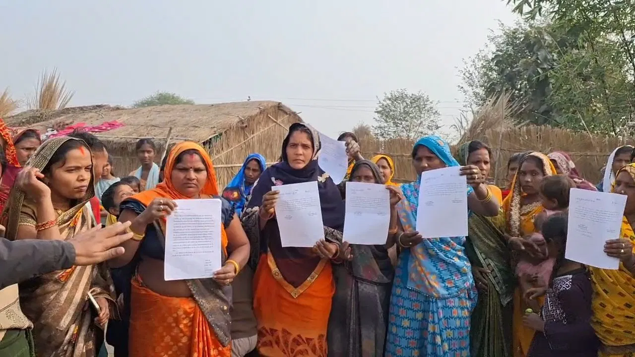 पहले सरकार ने दलितों को दी जमीन, 3 साल बाद अधिकारियों ने भेजा नोटिस, लिखा- ‘घर खाली करो…’ पहले सरकार ने दलितों को दी जमीन, 3 साल बाद अधिकारियों ने भेजा नोटिस, लिखा- 'घर खाली करो...'