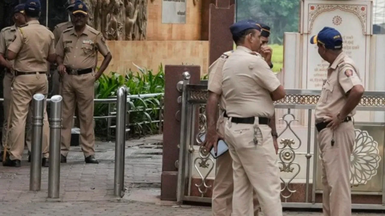 पुणे बम ब्लास्ट के आरोपी असलम की हत्या, कब्रिस्तान से लौटते समय बाइक सवार अपराधियों ने मारी गोली पुणे बम ब्लास्ट के आरोपी असलम की हत्या, कब्रिस्तान से लौटते समय बाइक सवार अपराधियों ने मारी गोली