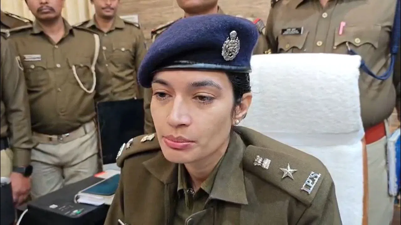 पूर्णियां महिला कॉलेज की दीवार के लिए ‘महाभारत’, टच करने का आरोप लगाकर महिला ने सीओ को जड़ा तमाचा पूर्णियां महिला कॉलेज की दीवार के लिए 'महाभारत', टच करने का आरोप लगाकर महिला ने सीओ को जड़ा तमाचा