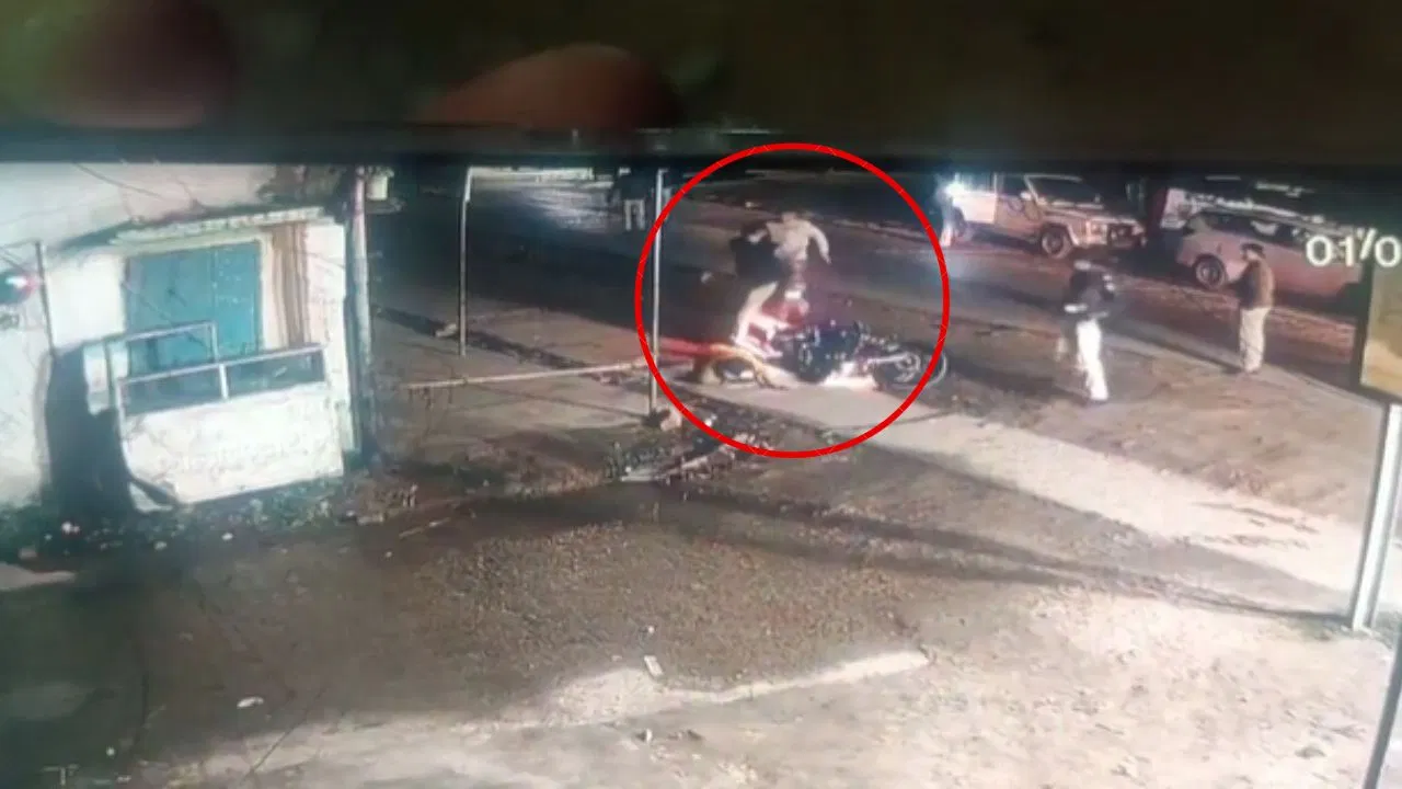 पूर्व पार्षद को बाइक से गिराया, लात-जूतों से पीटा… मधुबनी पुलिस की बर्रबता का Video, 2 सिपाही सस्पेंड पूर्व पार्षद को बाइक से गिराया, लात-जूतों से पीटा... मधुबनी पुलिस की बर्रबता का Video, 2 सिपाही सस्पेंड