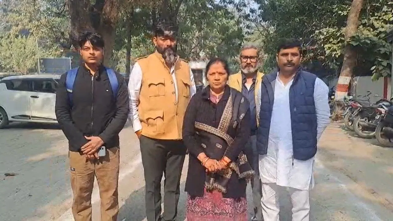 प्रतापगढ़ का मर्चेंट नेवी अफसर ईरान में अरेस्ट, कच्चे तेल की स्मगलिंग का आरोप, पत्नी ने केंद्र सरकार से लगाई मदद की गुहार प्रतापगढ़ का मर्चेंट नेवी अफसर ईरान में अरेस्ट, कच्चे तेल की स्मगलिंग का आरोप, पत्नी ने केंद्र सरकार से लगाई मदद की गुहार