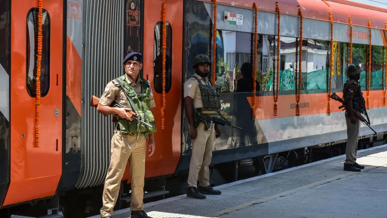 बंगाल से दिल्ली रूट पर चलेगी नई अमृत भारत एक्सप्रेस, यूपी-बिहार के लोगों को भी फायदा… कहां-कहां होगा ठहराव, कितना होगा किराया? बंगाल से दिल्ली रूट पर चलेगी नई अमृत भारत एक्सप्रेस, यूपी-बिहार के लोगों को भी फायदा... कहां-कहां होगा ठहराव, कितना होगा किराया?