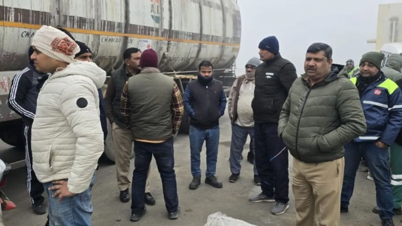 बरेली: ठंड में शराब समझ पी लिया मेथनॉल, टैंकर के केबिन में ड्राइवर-कंडक्टर की मौत; असम से उत्तराखंड जा रहे थे बरेली: ठंड में शराब समझ पी लिया मेथनॉल, टैंकर के केबिन में ड्राइवर-कंडक्टर की मौत; असम से उत्तराखंड जा रहे थे