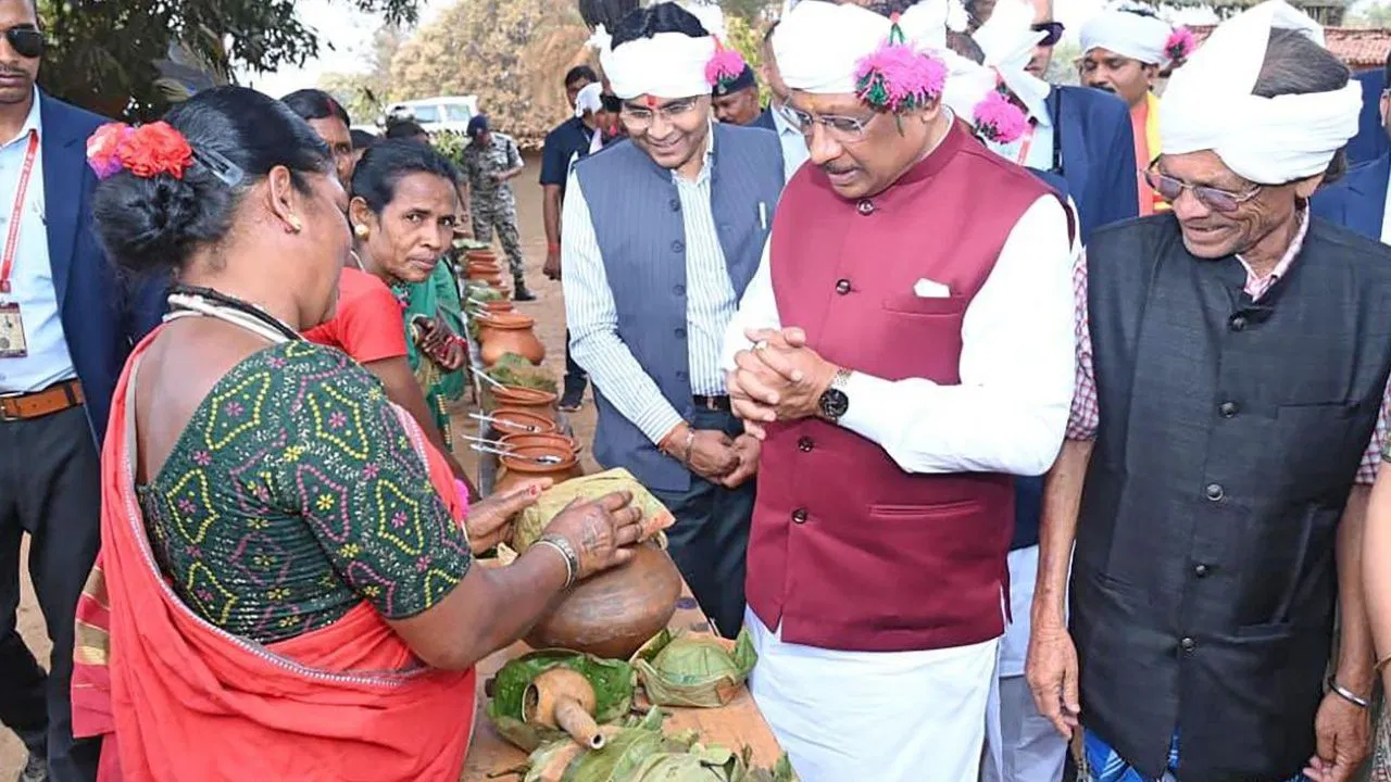 बस्तर के रंग महान विभूतियों के संग, ‘गढ़बेंगाल घोटुल’ में लोक-संस्कृति की छटा निराली बस्तर के रंग महान विभूतियों के संग, 'गढ़बेंगाल घोटुल' में लोक-संस्कृति की छटा निराली
