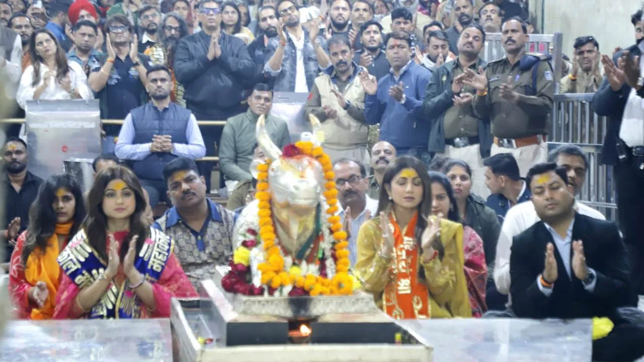 ‘बाबा महाकाल ने बुलाया और मैं दौड़ी चली आई…’, बहन शमिता संग उज्जैन पहुंचीं शिल्पा शेट्टी, आरती में भी हुईं शामिल 'बाबा महाकाल ने बुलाया और मैं दौड़ी चली आई...', बहन शमिता संग उज्जैन पहुंचीं शिल्पा शेट्टी, आरती में भी हुईं शामिल