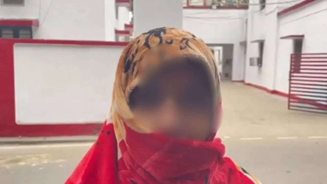 बाराबंकी में युवती से छेड़छाड़…विरोध करने पर दबंगों ने घर में घुसकर पीटा, खेत में बकरी चराने गई थी पीड़िता बाराबंकी में युवती से छेड़छाड़...विरोध करने पर दबंगों ने घर में घुसकर पीटा, खेत में बकरी चराने गई थी पीड़िता