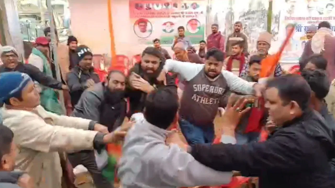 बिहार कांग्रेस में आपसी कलह चरम पर, मीटिंग में जमकर चले लात घूंसे, पार्टी का झंडा लेकर पीटा, VIDEO बिहार कांग्रेस में आपसी कलह चरम पर, मीटिंग में जमकर चले लात घूंसे, पार्टी का झंडा लेकर पीटा, VIDEO