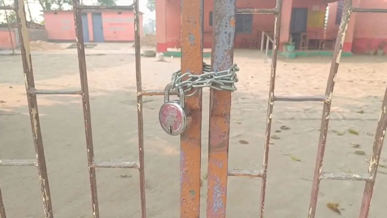 बिहार: दान की जमीन पर बना स्कूल, पोते ने जड़ा ताला…बोला-जल्दी रजिस्ट्री कराओ या जमीन लौटाओ; गजब है कहानी बिहार: दान की जमीन पर बना स्कूल, पोते ने जड़ा ताला...बोला-जल्दी रजिस्ट्री कराओ या जमीन लौटाओ; गजब है कहानी