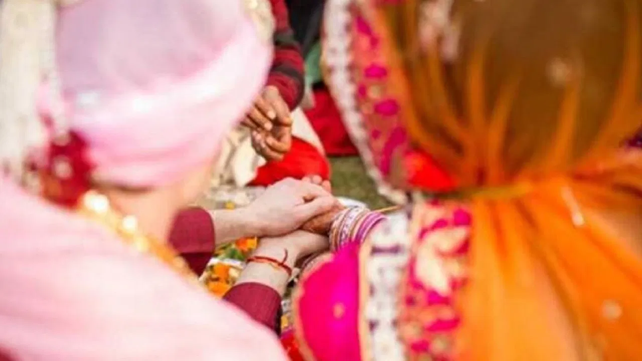 बिहार में दूल्हा-दुल्हनों के लिए गुड न्यूज, अब ऐसे चुटकी में पाएं मैरिज सर्टिफिकेट, जान लें पूरी प्रक्रिया बिहार में दूल्हा-दुल्हनों के लिए गुड न्यूज, अब ऐसे चुटकी में पाएं मैरिज सर्टिफिकेट, जान लें पूरी प्रक्रिया