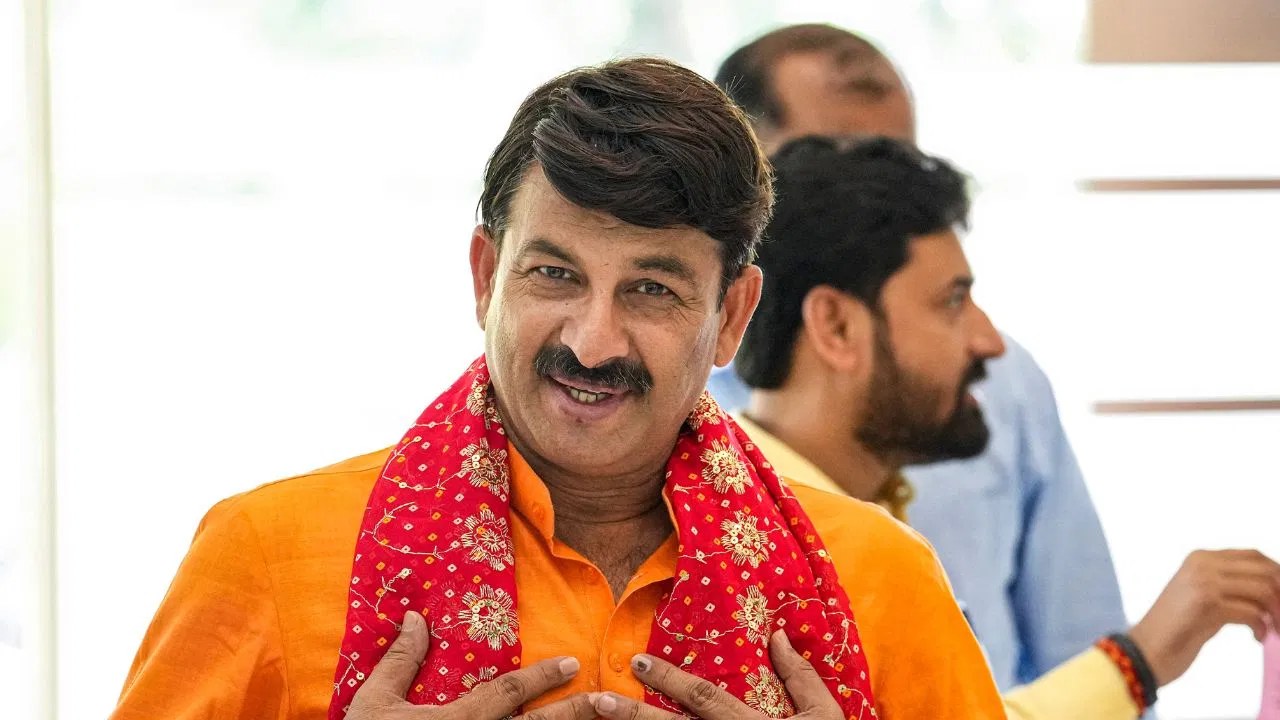 बीजेपी सांसद मनोज तिवारी के घर से लाखों की चोरी, कौन है चोर जिसे पुलिस ने किया गिरफ्तार बीजेपी सांसद मनोज तिवारी के घर से लाखों की चोरी, कौन है चोर जिसे पुलिस ने किया गिरफ्तार