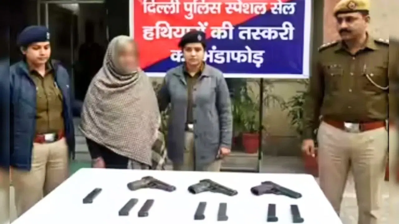 बुजुर्ग महिला निकली ‘मौत की सौदागर, पुलिस ने 4 पिस्टल-7 मैगजीन के साथ किया अरेस्ट बुजुर्ग महिला निकली 'मौत की सौदागर, पुलिस ने 4 पिस्टल-7 मैगजीन के साथ किया अरेस्ट