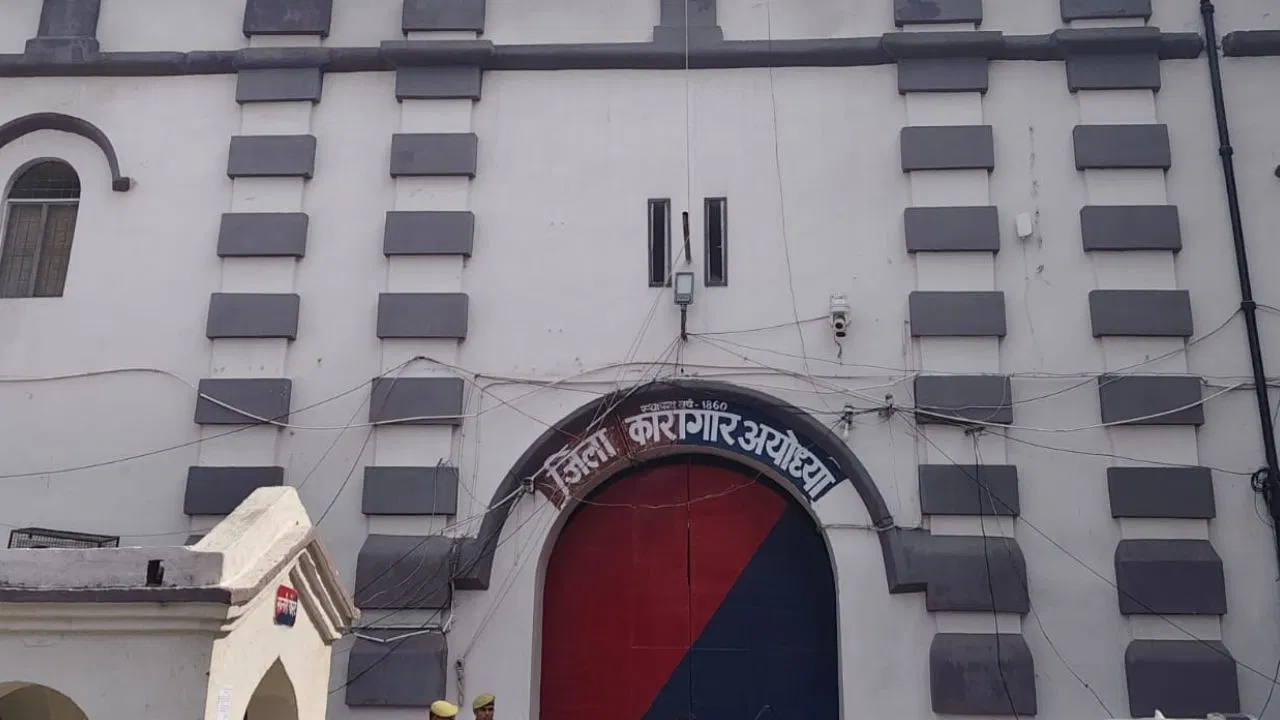 बैरक की दीवार तोड़ी, बाउंड्री वॉल से कूदे और… आधी रात को अयोध्या की जेल से दो कैदी फरार, अधीक्षक सहित 7 सस्पेंड बैरक की दीवार तोड़ी, बाउंड्री वॉल से कूदे और... आधी रात को अयोध्या की जेल से दो कैदी फरार, अधीक्षक सहित 7 सस्पेंड