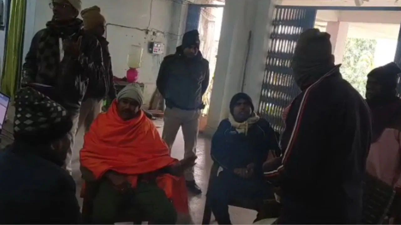 भागलपुर: ‘भगवान कसम मैंने पैसे नहीं लिए…’ रिश्वतखोरी के आरोप पर दरोगा देने लगा सफाई, थाने में BJP विधायक ने लगाई फटकार भागलपुर: 'भगवान कसम मैंने पैसे नहीं लिए...' रिश्वतखोरी के आरोप पर दरोगा देने लगा सफाई, थाने में BJP विधायक ने लगाई फटकार