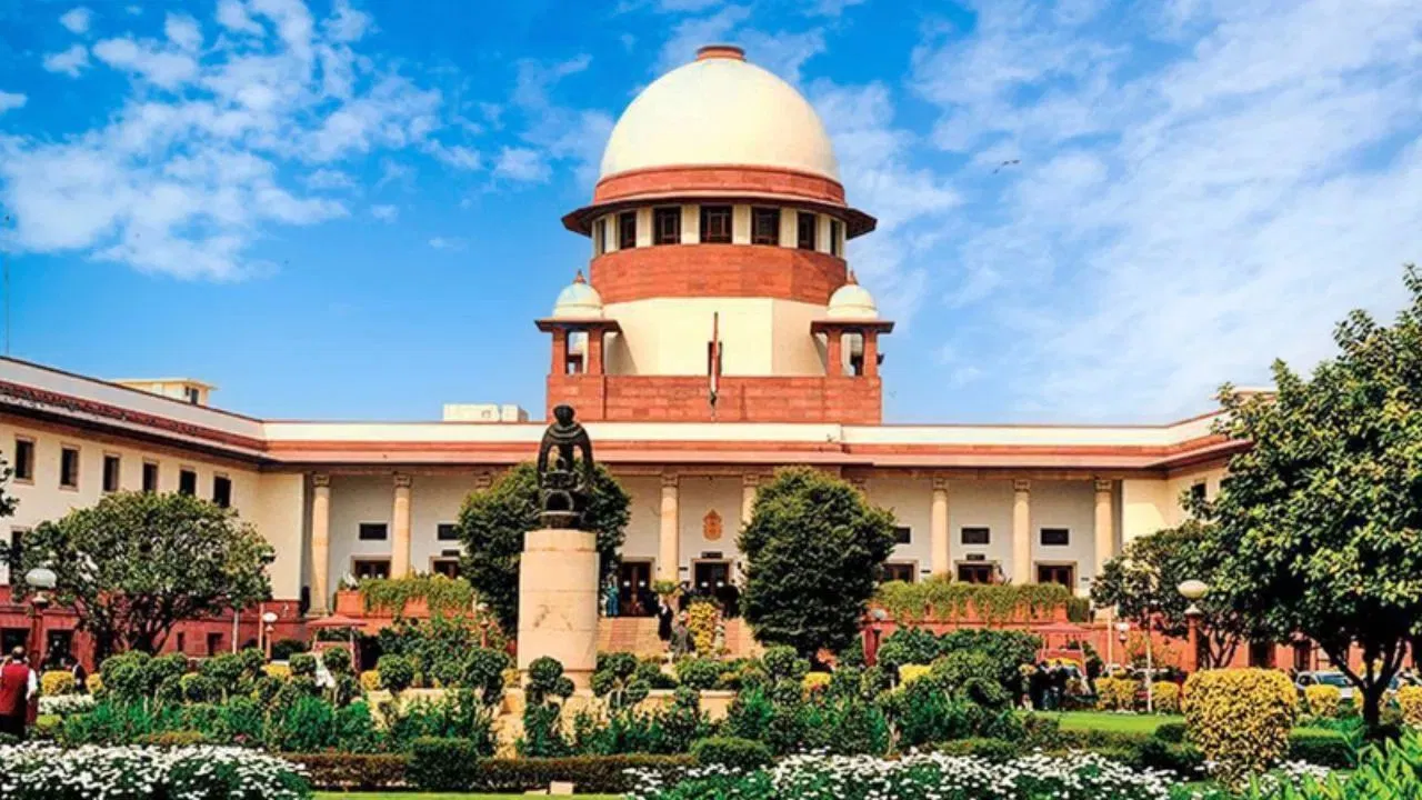 भ्रष्टाचार कानून पर बंटा सुप्रीम कोर्ट… धारा 17-A पर 2 जजों की अलग-अलग राय, जानें किसने क्या कहा भ्रष्टाचार कानून पर बंटा सुप्रीम कोर्ट... धारा 17-A पर 2 जजों की अलग-अलग राय, जानें किसने क्या कहा