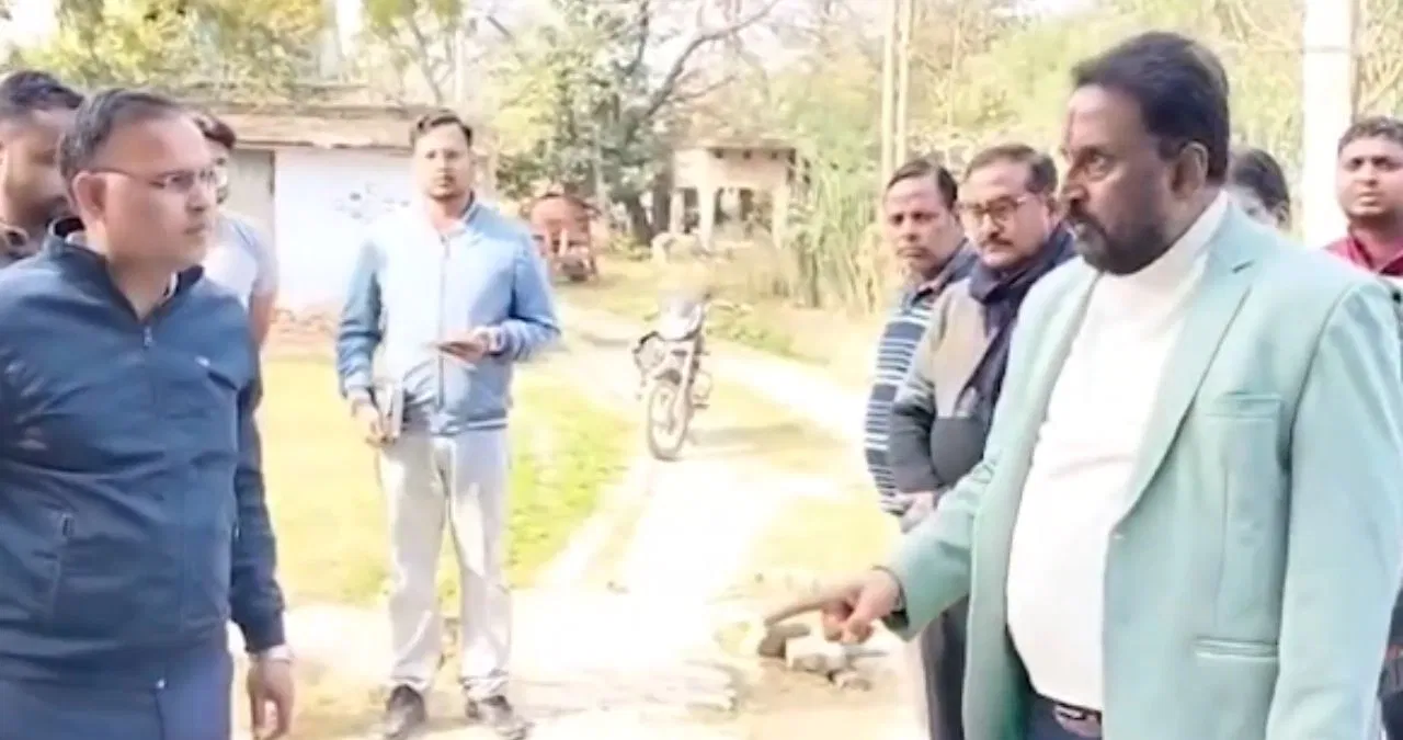 ‘मंत्री और सांसद के सामने झूठ बोलते हो’, उन्नाव में अफसरों पर क्यों भड़के BJP विधायक? 'मंत्री और सांसद के सामने झूठ बोलते हो', उन्नाव में अफसरों पर क्यों भड़के BJP विधायक?
