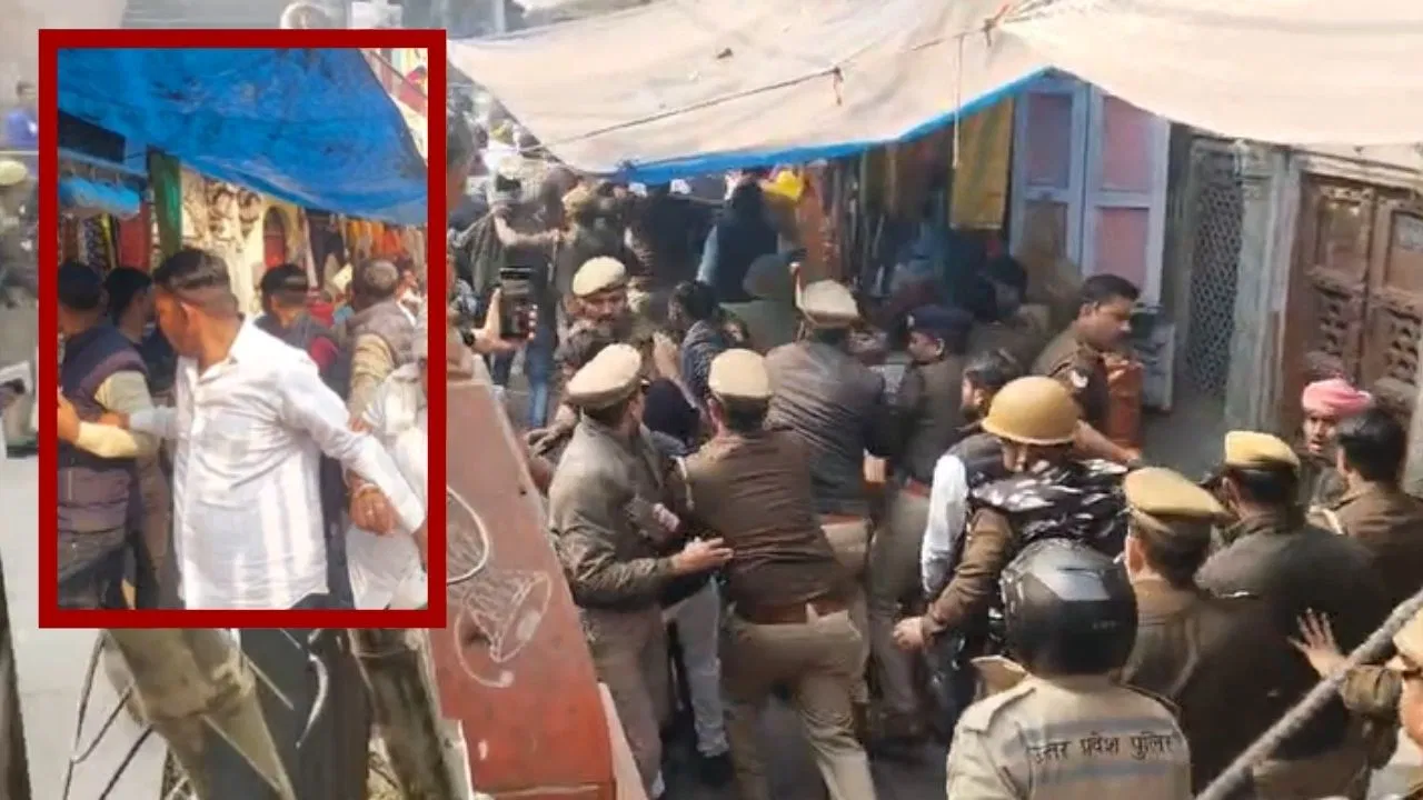 मणिकर्णिका घाट विवाद: वाराणसी में प्रदर्शन कर रही होल्कर सेना पर लाठीचार्ज, पुलिस ने दौड़ा-दौड़कार पीटा मणिकर्णिका घाट विवाद: वाराणसी में प्रदर्शन कर रही होल्कर सेना पर लाठीचार्ज, पुलिस ने दौड़ा-दौड़कार पीटा