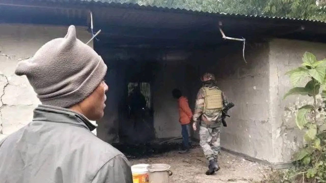 मणिपुर में ताबड़तोड़ 3 IED ब्लास्ट, बम धमाकों से थर्राया पूरा इलाका, 2 घायल मणिपुर में ताबड़तोड़ 3 IED ब्लास्ट, बम धमाकों से थर्राया पूरा इलाका, 2 घायल