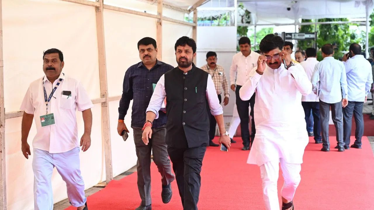 महाराष्ट्रः पिता का टिकट कटा तो बेटा भड़का, NCP विधायक के ऑफिस के बाहर कर दिया पेशाब महाराष्ट्रः पिता का टिकट कटा तो बेटा भड़का, NCP विधायक के ऑफिस के बाहर कर दिया पेशाब