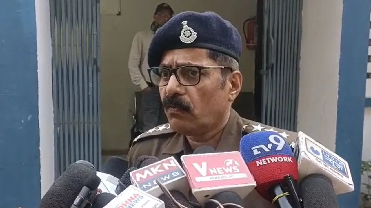 महिलाओं के कपड़े फाड़े, मारपीट की और जान से मारने की दी धमकी… पुलिस ने नहीं लिखी FIR; क्या बोले CSP? महिलाओं के कपड़े फाड़े, मारपीट की और जान से मारने की दी धमकी... पुलिस ने नहीं लिखी FIR; क्या बोले CSP?