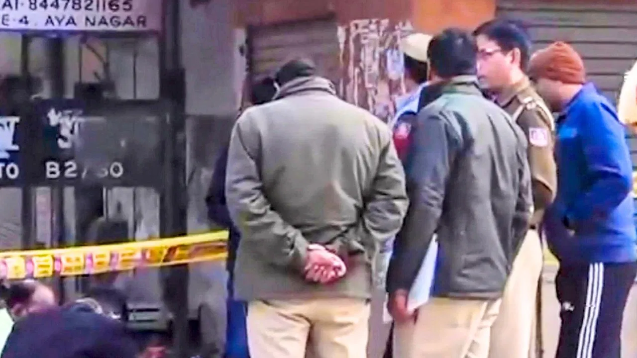 माचिस की तीली को लेकर मर्डर! दिल्ली के वसंत कुंज में युवक की चाकू मारकर हत्या, इलाके में तनाव कायम माचिस की तीली को लेकर मर्डर! दिल्ली के वसंत कुंज में युवक की चाकू मारकर हत्या, इलाके में तनाव कायम