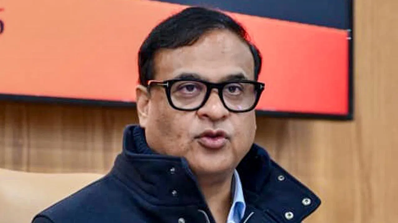 CM हिमंत का वीडियो शेयर करने वाले पर एक्शन, बीजेपी ने पद से हटाया मियां मुस्लिमों को इतना परेशान करो कि असम छोड़ दें... CM हिमंत के बयान पर विवाद