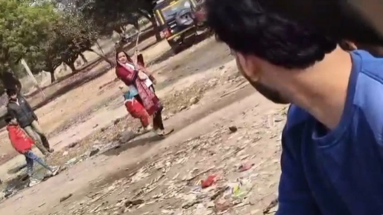 मुरादाबाद की ‘रिवॉल्वर रानी’ अरेस्ट, बीच बाजार बंदूक लहराना पड़ा भारी; अब खा रही जेल की हवा मुरादाबाद की 'रिवॉल्वर रानी' अरेस्ट, बीच बाजार बंदूक लहराना पड़ा भारी; अब खा रही जेल की हवा