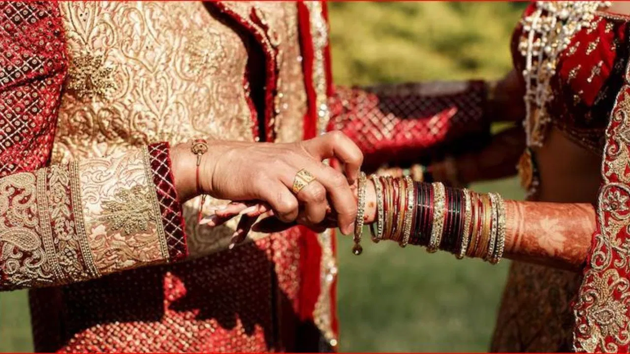 मुस्लिम बॉयफ्रेंड से की शादी, वीडियो भी किया वायरल… फिर 7 दिन बाद लौट आई घर, अब मंदिर में हुआ शुद्धिकरण मुस्लिम बॉयफ्रेंड से की शादी, वीडियो भी किया वायरल... फिर 7 दिन बाद लौट आई घर, अब मंदिर में हुआ शुद्धिकरण