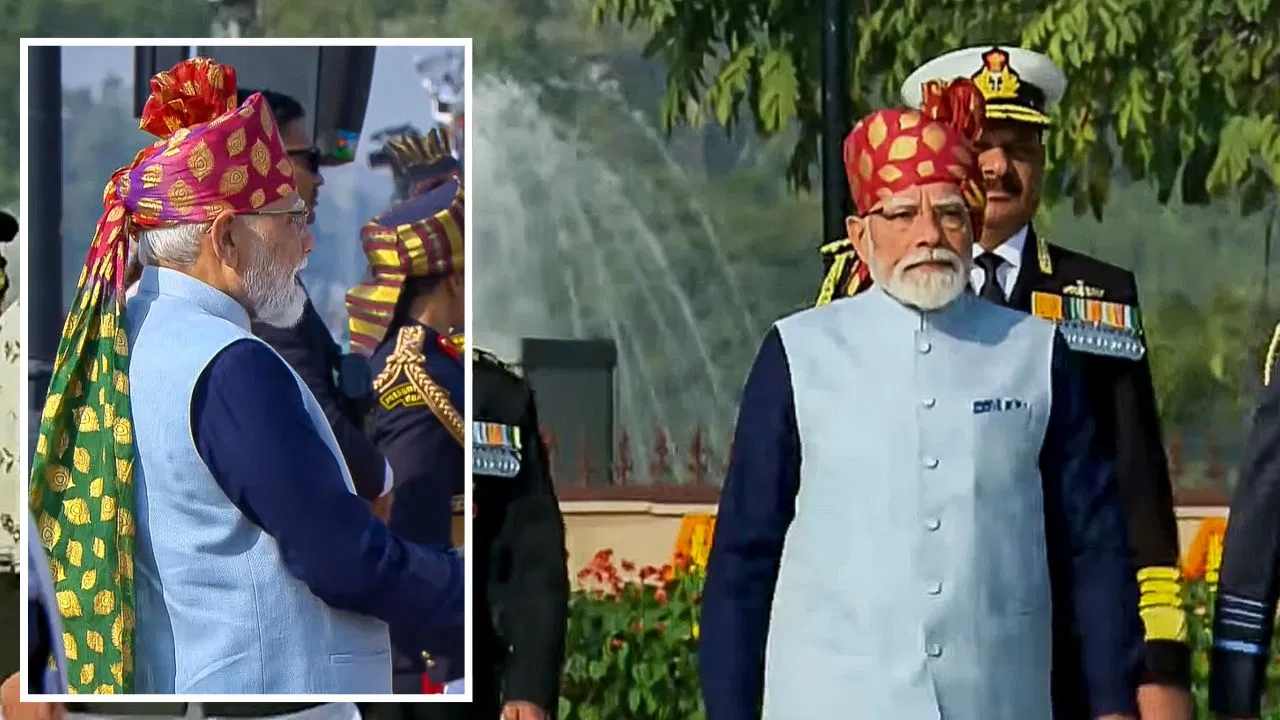 मोर पंख की आकृति की कढ़ाई वाला साफा…गणतंत्र दिवस पर ऐसी थी पीएम मोदी की ड्रेस मोर पंख की आकृति की कढ़ाई वाला साफा...गणतंत्र दिवस पर ऐसी थी पीएम मोदी की ड्रेस