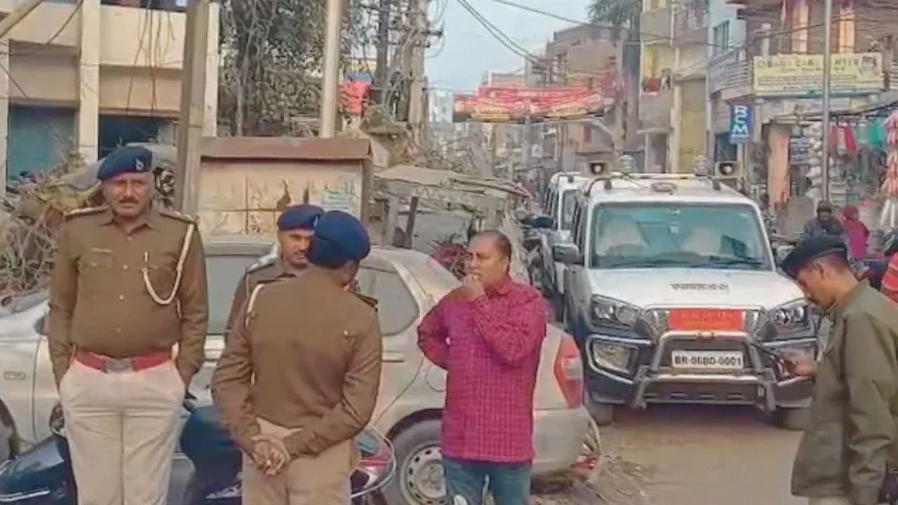 ये बिहार का पुलिस थाना, अंदर से 2 ट्रक ही उड़ा ले गए चोर; सोती रही मुजफ्फरपुर पुलिस! ये बिहार का पुलिस थाना, अंदर से 2 ट्रक ही उड़ा ले गए चोर; सोती रही मुजफ्फरपुर पुलिस!