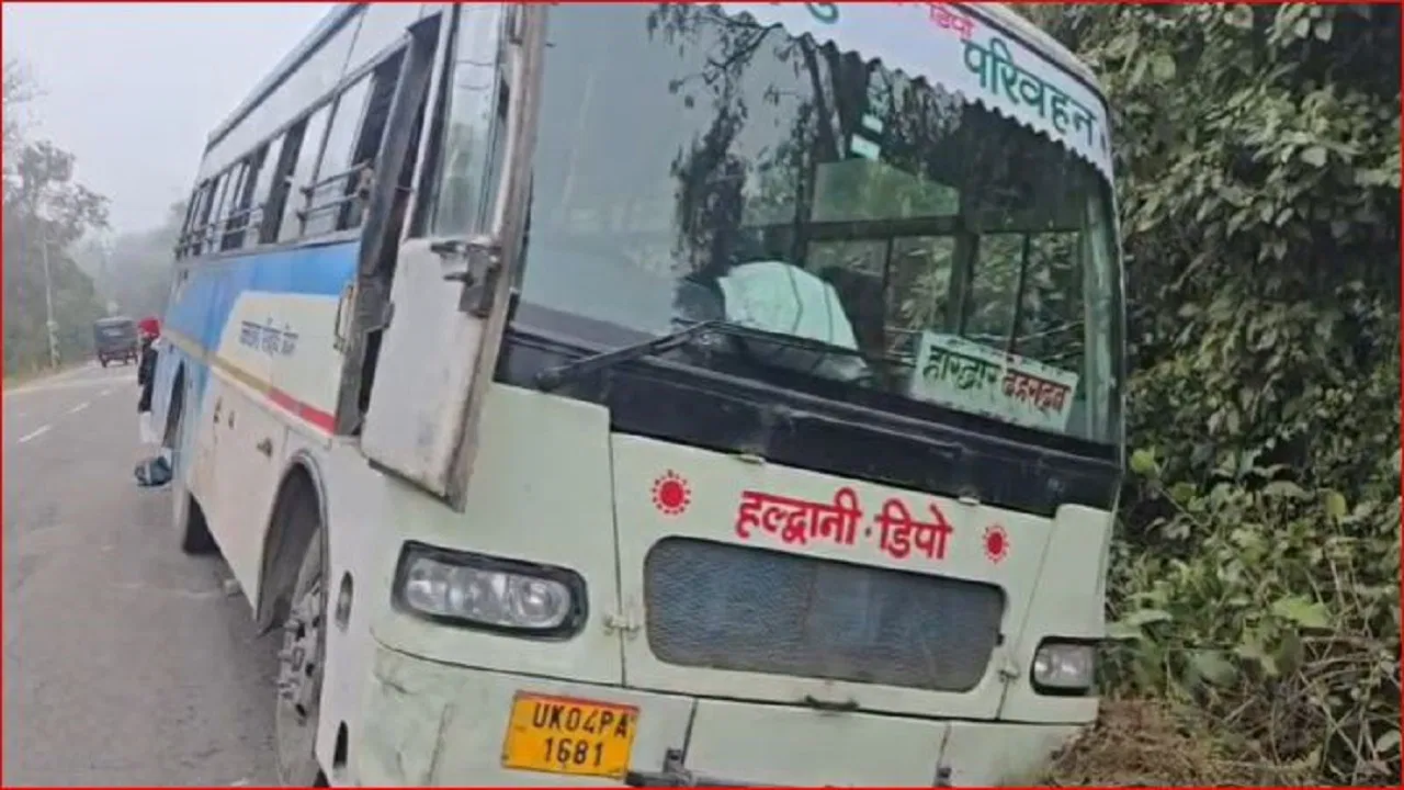 रामनगर में बड़ा हादसा टला: बाइक सवार को बचाने में सड़क किनारे धंसी रोडवेज बस… मची चीख पुकार, 7 घायल रामनगर में बड़ा हादसा टला: बाइक सवार को बचाने में सड़क किनारे धंसी रोडवेज बस... मची चीख पुकार, 7 घायल