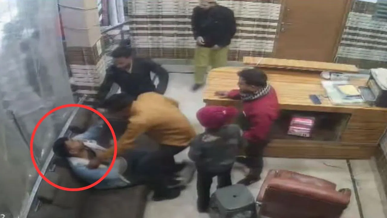 रुड़की में दिनदहाड़े गुंडागर्दी, गेस्ट हाउस में घुसकर युवक की बेरहमी से पिटाई; रोंगटे खड़े कर देगा ये Video रुड़की में दिनदहाड़े गुंडागर्दी, गेस्ट हाउस में घुसकर युवक की बेरहमी से पिटाई; रोंगटे खड़े कर देगा ये Video