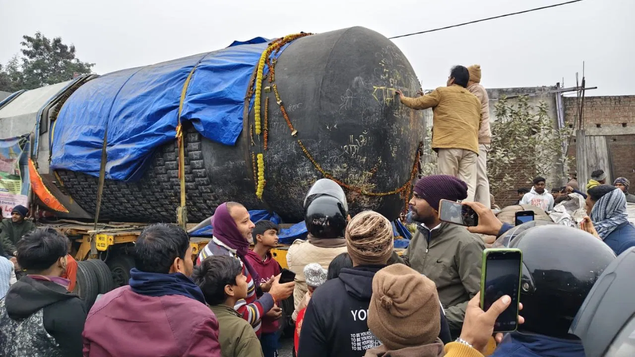 विश्व का सबसे बड़ा शिवलिंग पहुंचा बिहार, गोपालगंज में लोगों ने किया भव्य स्वागत; एक ही ग्रेनाइट पत्थर से हुआ निर्माण विश्व का सबसे बड़ा शिवलिंग पहुंचा बिहार, गोपालगंज में लोगों ने किया भव्य स्वागत; एक ही ग्रेनाइट पत्थर से हुआ निर्माण