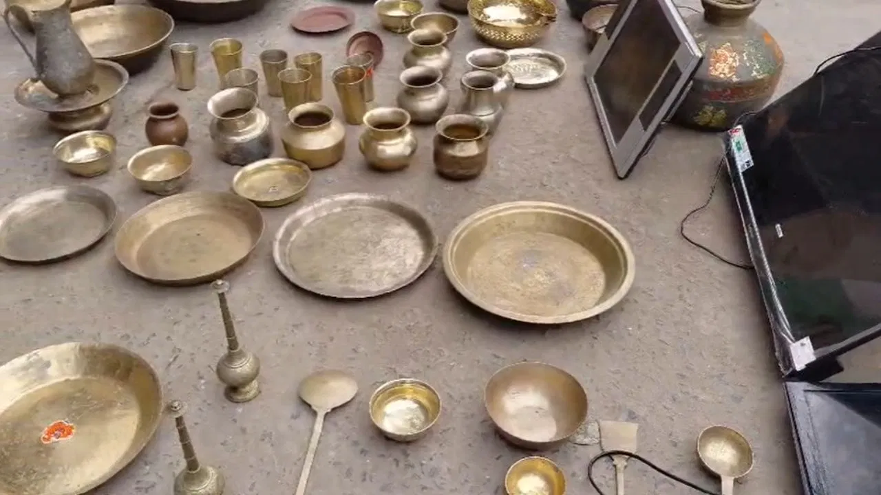वैशाली में खुद चोर बनी पुलिस! छापेमारी में गायब कर दिए लाखों के गहने; SP ने थानाध्यक्ष और दारोगा को किया सस्पेंड वैशाली में खुद चोर बनी पुलिस! छापेमारी में गायब कर दिए लाखों के गहने; SP ने थानाध्यक्ष और दारोगा को किया सस्पेंड