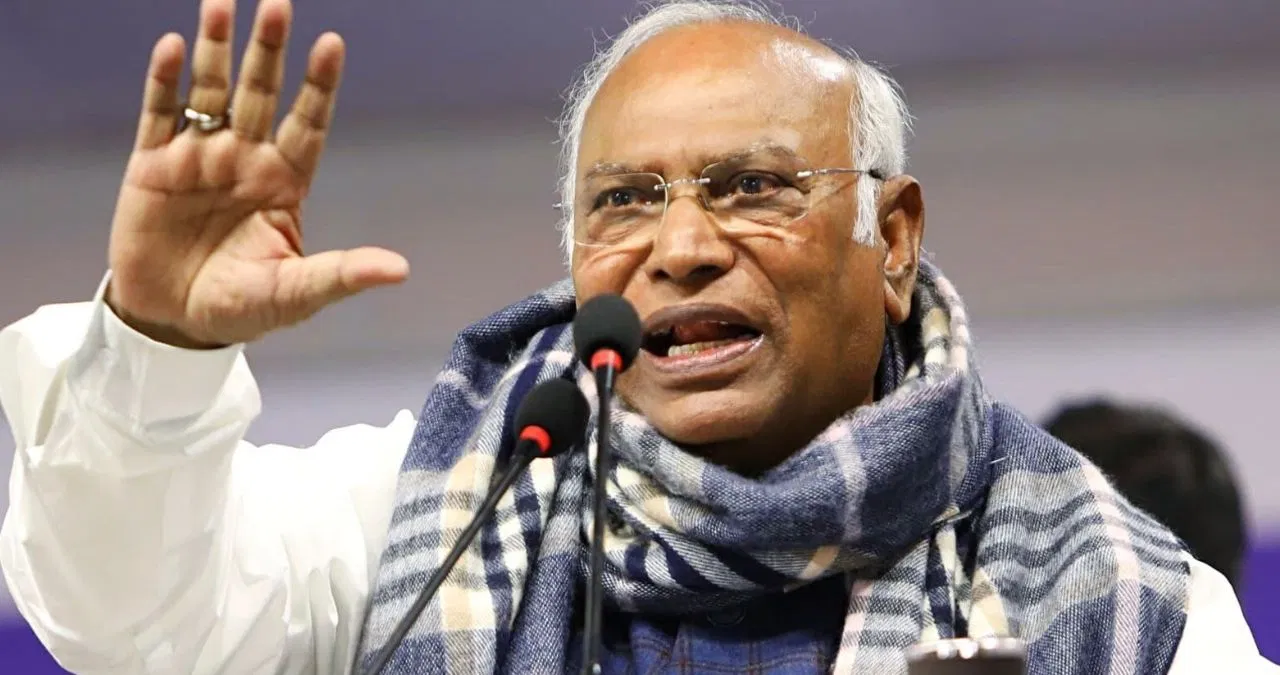‘वोट के अधिकार को किया कमजोर’, कांग्रेस अध्यक्ष खरगे का ‘राष्ट्र के नाम संदेश, सरकार पर लगाए गंभीर आरोप 'वोट के अधिकार को किया कमजोर', कांग्रेस अध्यक्ष खरगे का 'राष्ट्र के नाम संदेश, सरकार पर लगाए गंभीर आरोप
