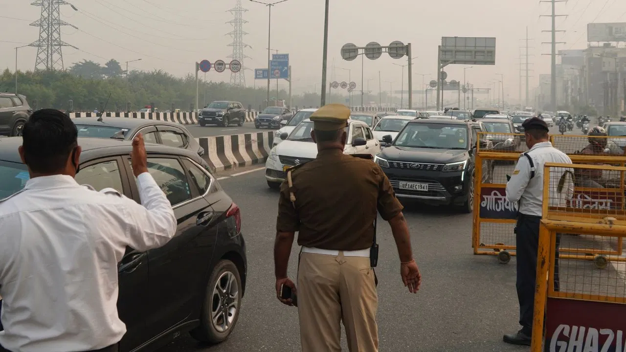 शराब पीकर गाड़ी चलाने वालों पर दिल्ली पुलिस का एक्शन, न्यू ईयर से एक दिन पहले काटे 868 चालान शराब पीकर गाड़ी चलाने वालों पर दिल्ली पुलिस का एक्शन, न्यू ईयर से एक दिन पहले काटे 868 चालान
