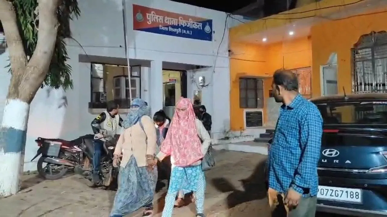 ‘शादी करवा देंगे…’मैट्रिमोनियल साइट से लड़कों को फंसाते, फिर लड़कियों से बात कराकर पैसे ऐंठते; गजब है ठगी की कहानी 'शादी करवा देंगे...'मैट्रिमोनियल साइट से लड़कों को फंसाते, फिर लड़कियों से बात कराकर पैसे ऐंठते; गजब है ठगी की कहानी