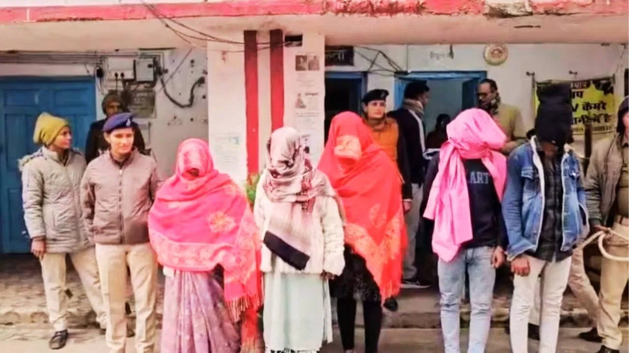 शादी के नाम पर ठगी… उम्रदराज युवकों को बनाते थे निशान, रोहतास में 3 महिलाओं समेत 5 अरेस्ट शादी के नाम पर ठगी... उम्रदराज युवकों को बनाते थे निशान, रोहतास में 3 महिलाओं समेत 5 अरेस्ट