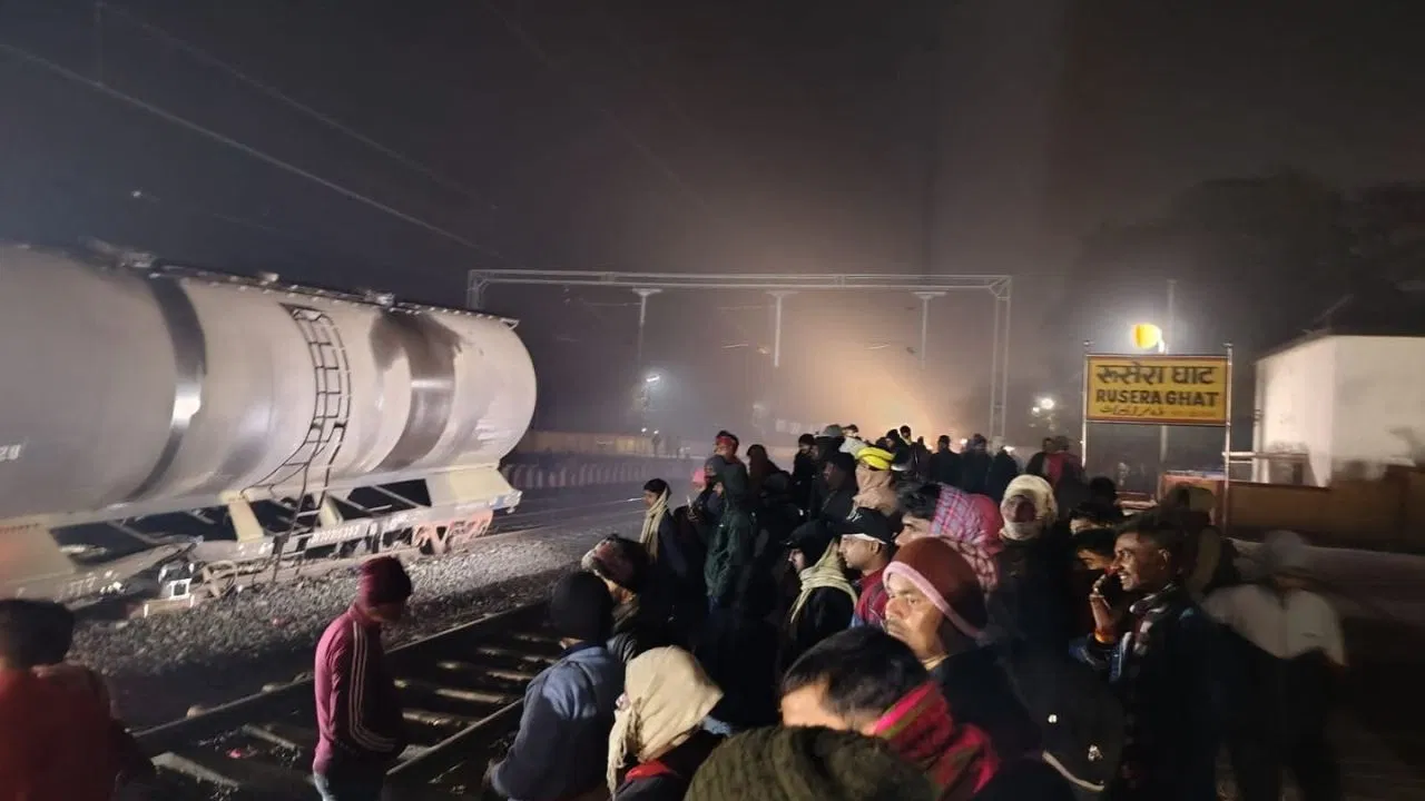 समस्तीपुर में बेपटरी हुई मालगाड़ी; इस स्टेशन के पास टैंक वैगन रेलवे ट्रैक से उतरा, बड़ा हादसा टला समस्तीपुर में बेपटरी हुई मालगाड़ी; इस स्टेशन के पास टैंक वैगन रेलवे ट्रैक से उतरा, बड़ा हादसा टला
