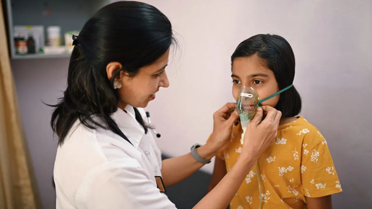 सर्दी में बच्चों का निमोनिया क्यों बनता है खतरनाक? इन संकेतों को बिल्कुल न करें इग्नोर सर्दी में बच्चों का निमोनिया क्यों बनता है खतरनाक? इन संकेतों को बिल्कुल न करें इग्नोर