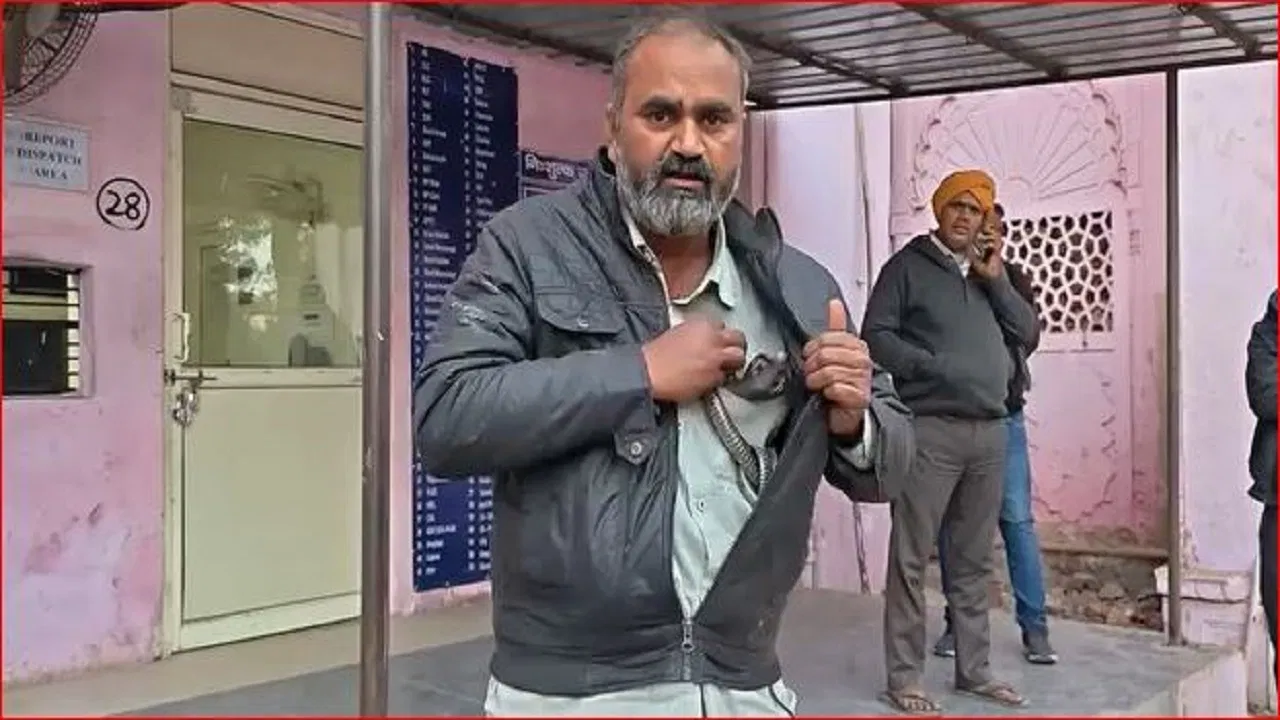 ‘सांप ने काटा है…’, पूछने पर खोल दी जैकेट की चेन, अंदर से निकल आया नाग; Video 'सांप ने काटा है...', पूछने पर खोल दी जैकेट की चेन, अंदर से निकल आया नाग; Video