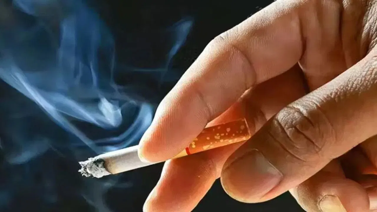 सिगरेट पर सरकार का फैसला और इस कंपनी के शेयर धड़ाम, इतना हुआ नुकसान सिगरेट पर सरकार का फैसला और इस कंपनी के शेयर धड़ाम, इतना हुआ नुकसान