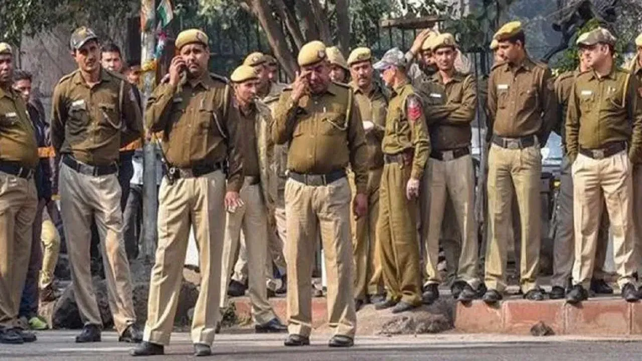 सीतामढ़ी: छात्र को टक्कर मारकर पलटी गाड़ी, अंदर से गिरीं ढेरों मछलियां… घायल को छोड़, मछलियों पर टूट पड़े लोग सीतामढ़ी: छात्र को टक्कर मारकर पलटी गाड़ी, अंदर से गिरीं ढेरों मछलियां... घायल को छोड़, मछलियों पर टूट पड़े लोग