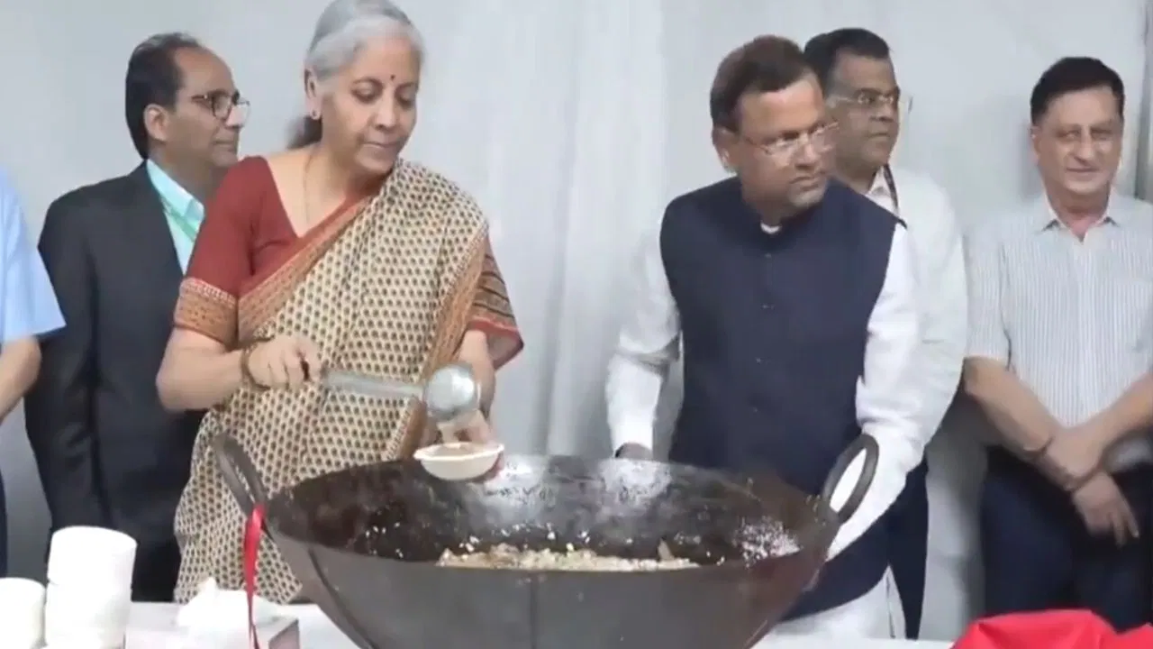 हलवा सेरेमनी के साथ बजट का काउंटडाउन शुरू, नॉर्थ ब्लॉक में लॉक हुए अधिकारी हलवा सेरेमनी के साथ बजट का काउंटडाउन शुरू, नॉर्थ ब्लॉक में लॉक हुए अधिकारी
