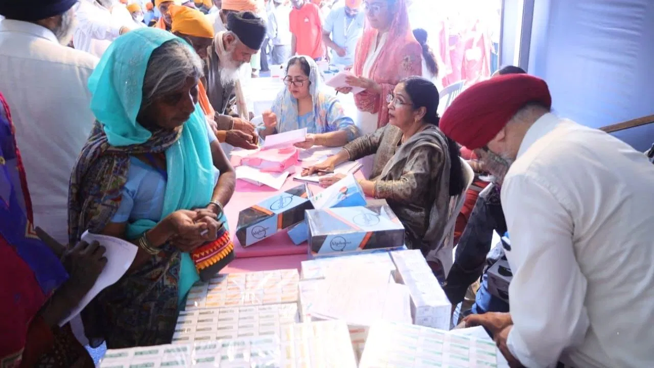 हिंद-दी-चादर: सेवाभाव और समानता का संदेश देने वाली लंगर सेवा, लाखों श्रद्धालुओं ने लिया सेवालाभ हिंद-दी-चादर: सेवाभाव और समानता का संदेश देने वाली लंगर सेवा, लाखों श्रद्धालुओं ने लिया सेवालाभ