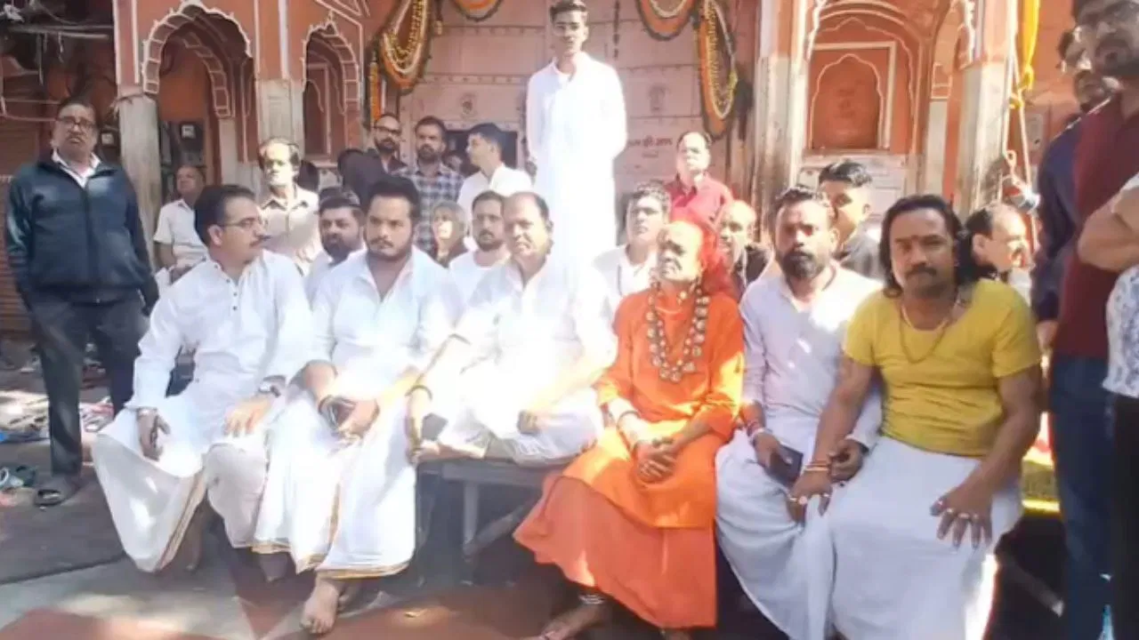 ‘4 घंटे में सस्पेंड करो उसको’… क्या है ताड़केश्वर महादेव मंदिर विवाद, पुजारियों ने बंद कर दिया गेट? '4 घंटे में सस्पेंड करो उसको'... क्या है ताड़केश्वर महादेव मंदिर विवाद, पुजारियों ने बंद कर दिया गेट?