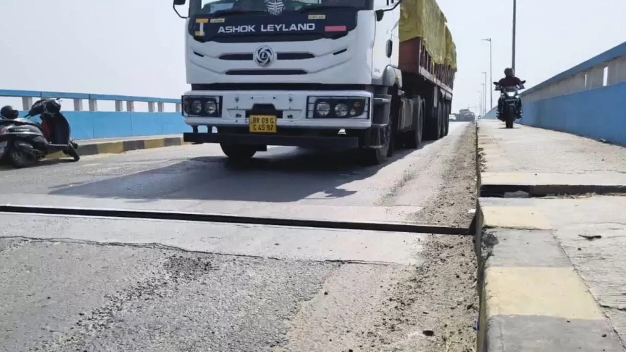 7 इंच की दरारें, पिलर में कंपन… विक्रमशीला सेतु का बढ़ता गैप डरा रहा; रोजाना गुजरते हैं 30000 वाहन 7 इंच की दरारें, पिलर में कंपन... विक्रमशीला सेतु का बढ़ता गैप डरा रहा; रोजाना गुजरते हैं 30000 वाहन