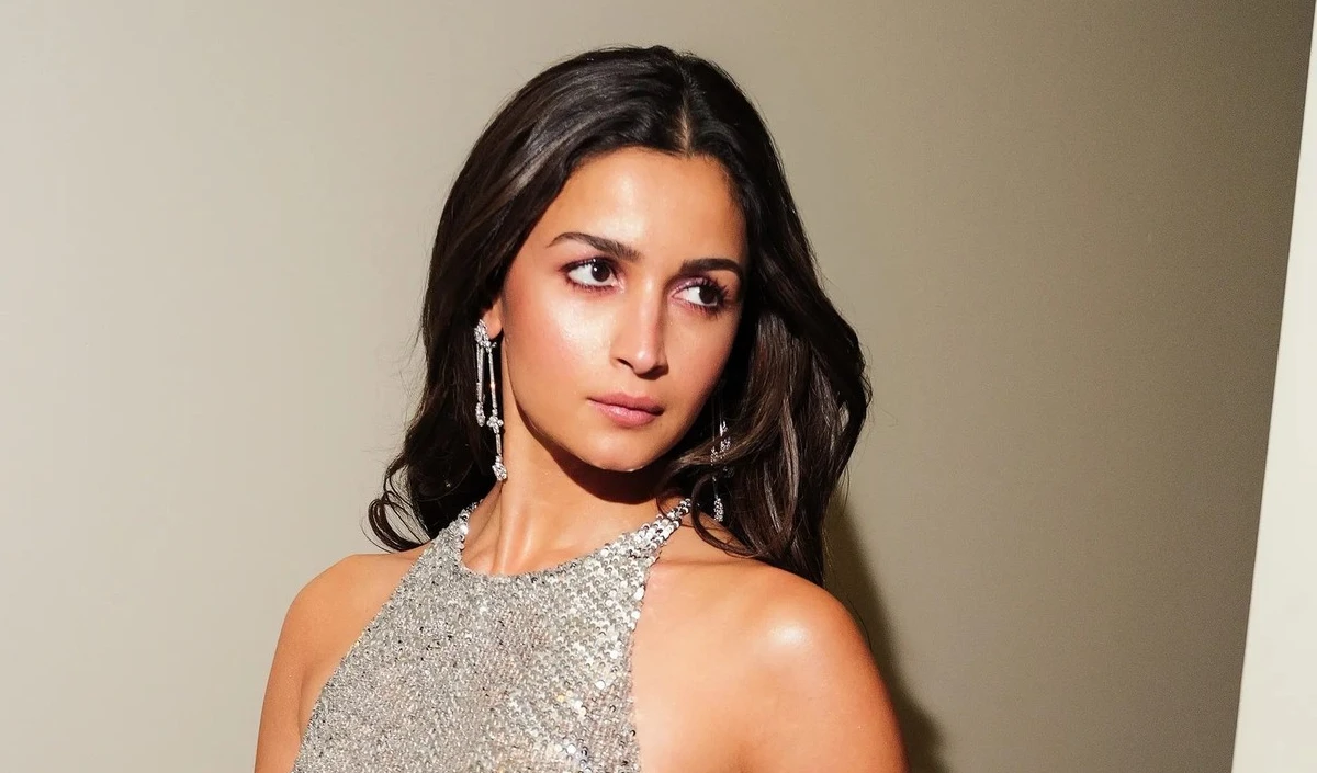BAFTA 2026 | Alia Bhatt ने ‘नमस्ते’ से जीता दुनिया का दिल, हॉलीवुड के दिग्गजों के बीच बिखेरा भारतीय रंग! BAFTA 2026 | Alia Bhatt ने 'नमस्ते' से जीता दुनिया का दिल, हॉलीवुड के दिग्गजों के बीच बिखेरा भारतीय रंग!