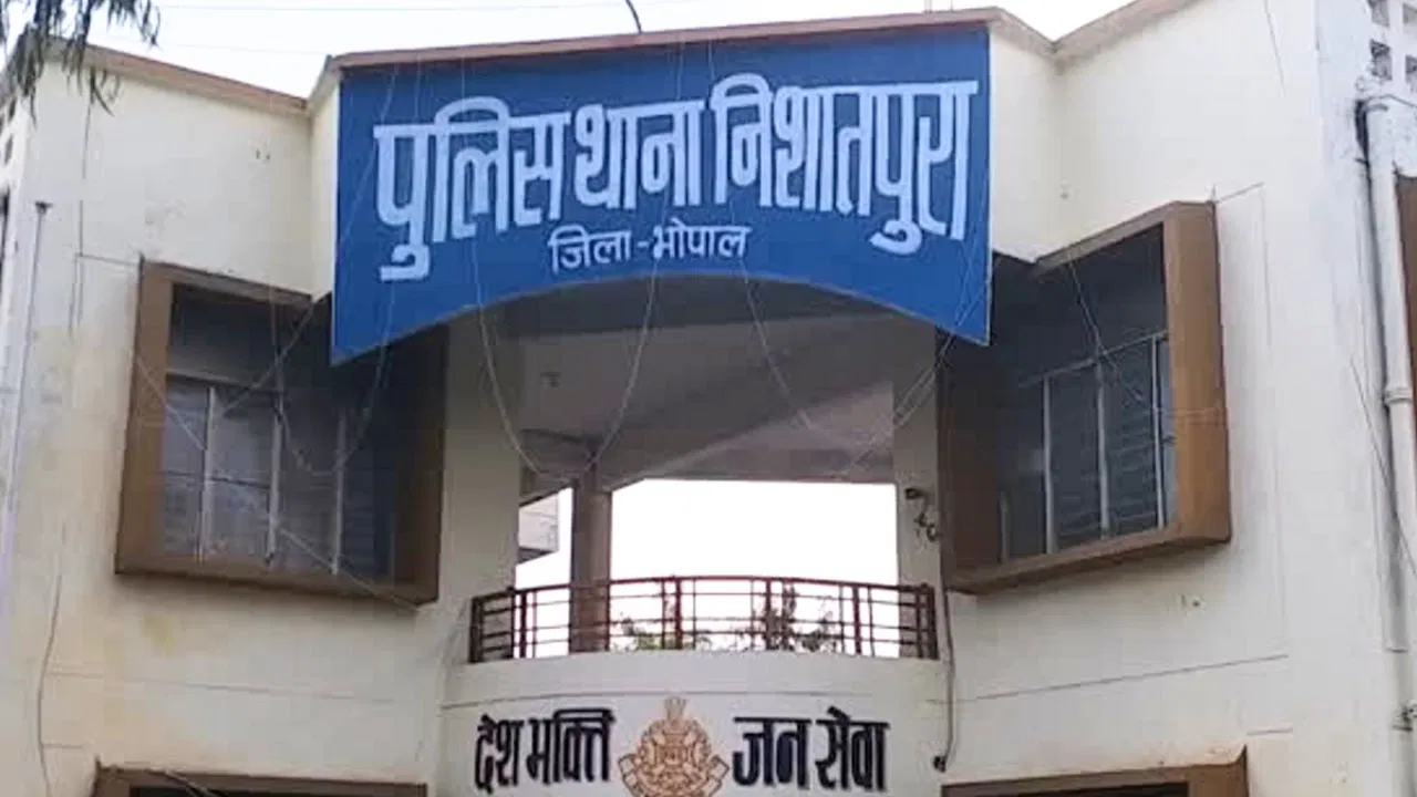 Bhopal Crime News: पानी की टंकी में पड़ा बक्सा, अंदर महिला की लाश… खोलते ही चौंक गई पुलिस, आखिर कौन फेंक गया? Bhopal Crime News: पानी की टंकी में पड़ा बक्सा, अंदर महिला की लाश... खोलते ही चौंक गई पुलिस, आखिर कौन फेंक गया?
